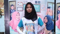 Yuki tampil santai dengan hijab hitam dan jeans cutbray. Pool/Noel/ detikFoto.