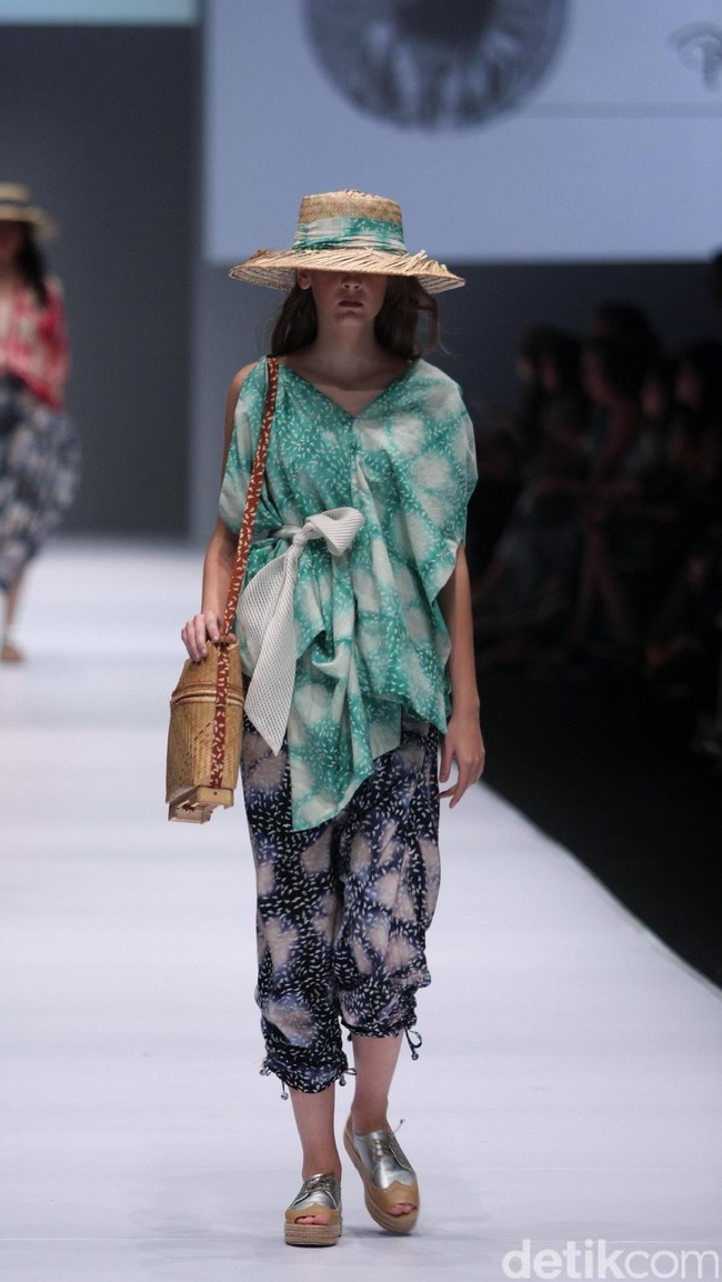 Koleksi terbaru dari brand Purana for Blibli.com di Jakarta Fashion Week 2017. Senayan City. Jakarta. [Foto: Mohammad Abduh/Wolipop]