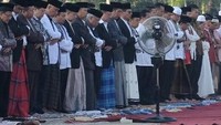 Jokowi mengenakan sarung pada saat menunaikan salat Id di Padang tahun 2016 lalu. Foto: dok. detikcom