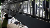 Pekerja terus menyelesaikan pembersihan sebelum akhirnya di cat kembali.