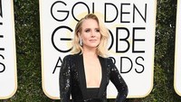 Kristen Bell tampil memukau dengan gaun sequin berwarna hitamnya yang dipadukan dengan kulit putih dan rambut blondenya. Frazer Harrison/Getty Images/detikFoto.