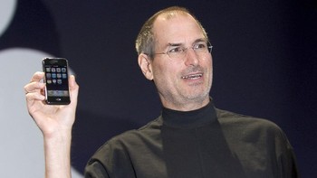Momen peluncuran debut iPhone memang spesial, karena saat itu Steve Jobs masih hidup. Foto: David Paul Morris/Getty Images