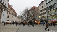 Kota tua Munich adalah area yang sangat besar dan bebas dari kendaraan bermotor. Pedestrian yang lebar membuat tempat ini asyik dijelajahi (Fitraya/detikTravel)