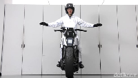 Motor ini didesain Honda dengan teknologi robot, jadi bisa berdiri sendiri. Foto: Honda