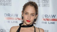 Jemima Kirke juga pernah melakukan aborsi saat berusia 22 tahun yang membuatnya merasakan sakit setengah mati. Foto: Getty Images
