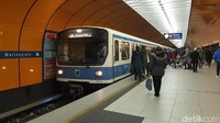 Kalau capek jalan kaki, kita bisa naik kereta bawah tanah alias U Bahn. Kebetulan keretanya tampak tua, namun masih terawat (Fitraya/detikTravel)