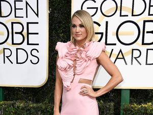 Pakai Baju Suami, Bikin Carrie Underwood Tetap Keren Saat Hamil
