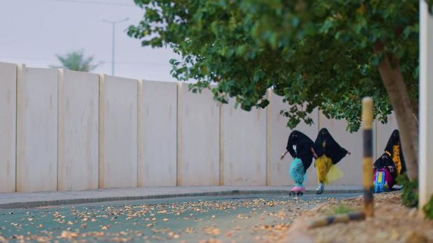 Viral, Video Wanita Arab Bercadar Main Skateboard Hingga Bowling