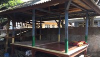 Biasanya para penenun di Lombok mengerjakan kerajinan tenunnya di sebuah beruga atau balai-balai. Selain digunakan untuk menenun, beruga atau saung digunakan pula berkumpul santai anggota keluarga atau dengan tetangga (Ahmad Masaul Khoiri/detikTravel)
