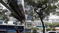 Perawatan itu rutin dilakukan untuk memberikan kenyamanan pengguna jembatan.