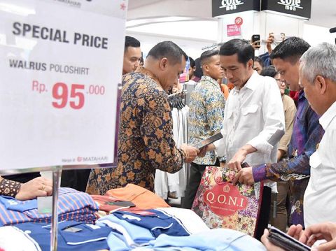 Jokowi berbelanja di Plaza Pekalongan