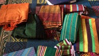 Para pengrajin kain di Lombok menghasilkan beberapa jenis kain, seperti sarung, selendang, ikat kepala, hingga baju. Kegunaannya pun bergantung pada motif dan bahan pembuat kainnya (Ahmad Masaul Khoiri/detikTravel)