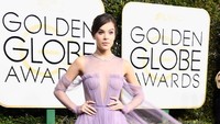 Hailee Steinfeld tampil mempesona dengan gaun ungu muda transparan dengan sedikit pulasan makeup natural di wajahnya. Frazer Harrison/Getty Images