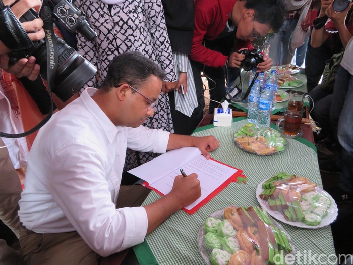 Anies Teken Kontrak Politik dengan Warga Bukit Duri