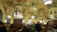 Makanan di Hofbraeuhaus tentu khas Bavaria dengan aneka jenis steak dan sosis. Tapi suasananya sangat asyik dengan langit-langit restoran yang dilukis. Pelayan pun memakai baju tradisional Bavaria (Fitraya/detikTravel)