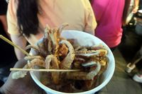 Sambil jalan-jalan bisa nyemil cumi goreng tepung (Wahyu/detikTravel)