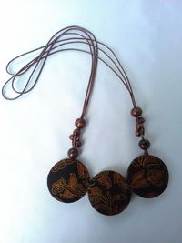 Modal Rp 200.000, Ibu Ini Berbisnis Kalung Batik