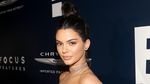 Kendall dan Kylie Jenner Tampil Glamour di Golden Globe 2016