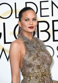 Chrissy Teigen Akui Kecantikannya Palsu, Pernah Botox Hingga Sedot Lemak