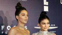 Nampaknya Kendall selalu menjaga gaunnya agar tidak mengekspos area pribadinya tersebut. Loreen Sarkis/Getty Images/detikFoto.