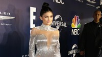Nampak hadir pula Kylie Jenner yang tampil dengan gaun berwarna silver dengan sequin membuatnya semakin berkilau. Loreen Sarkis/Getty Images/detikFoto.