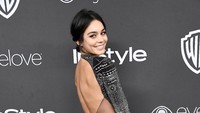 Ia terlihat percaya diri dengan dress hitam bermotif yang memperlihatkan bagian punggungnya. Frazer Harrison/Getty Images/detikFoto.