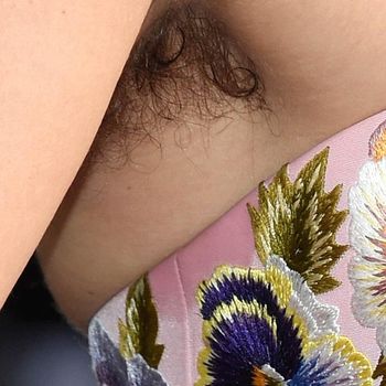 Aktris Ini Percaya Diri Pamer Bulu Ketiak di Golden Globes 2017