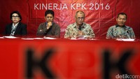 Ketua KPK Agus Rahardjo (tengah) didampingi pimpinan KPK menyampaikan paparan terkait kinerja KPK Tahun 2016 di Gedung KPK, Jakarta, Senin (9/1).