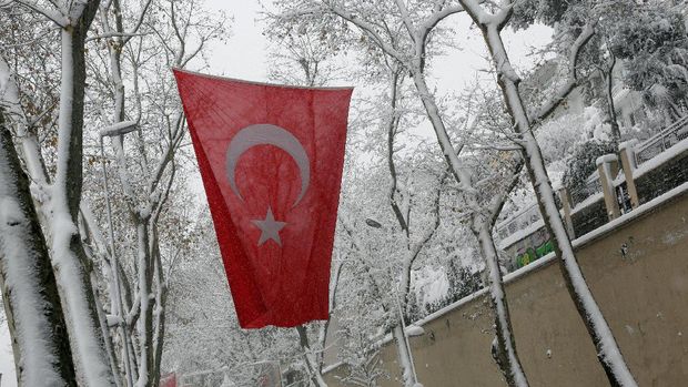 Istanbul Diselimuti Salju, Ratusan Penerbangan Dibatalkan