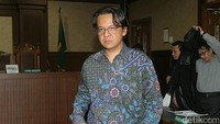 Raoul dinyatakan bersalah oleh mejelis hakim dengan hukuman 5 tahun penjara.