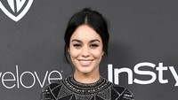 Senyum manis Vanessa Hudgens saat berpose di depan kamera. Frazer Harrison/Getty Images/detikFoto.