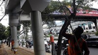 Petugas mengecat ulang jembatan penyeberangan orang (JPO) Polda Metro Jaya di Jakarta, Senin (9/1/2016).