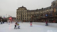 Lapangan Karlsplatz di sebelah barat kota tua. Di saat musim dingin seperti ini orang-orang bisa bemain ice skating dengan asyiknya (Fitraya/detikTravel)