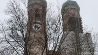 Gedung bersejarah lain adalah Gereja Frauenkirche. Namun ternyata sedang direnovasi, jadi kurang asyik untuk dikunjungi (Fitraya/detikTravel)