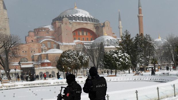 Istanbul Diselimuti Salju, Ratusan Penerbangan Dibatalkan