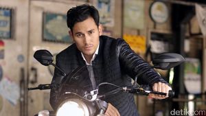 Pose Maskulin Arifin Putra saat Pemotretan Celeb of The Month