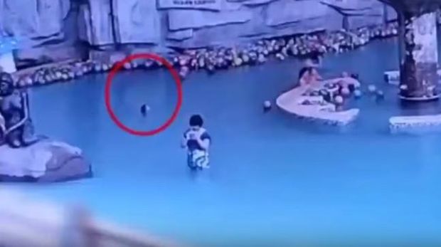 Ibu Asyik Main HP, Bocah 4 Tahun Tenggelam di Kolam Renang