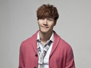 Kim Jong Kook Pamer Momen Honeymoon ke Paris, Istrinya Bikin Salah Fokus
