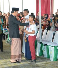 Jokowi beri bantuan KIP dan PKH