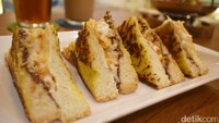 Roti panggang dengan isian selai nutella, vanilla lemon cream cheese, mozarella dan cheddar tersaji hangat-hangat. Cocok jadi camilan malam.