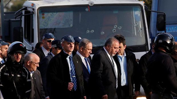 PM Netanyahu saat mengunjungi lokasi serangan truk maut