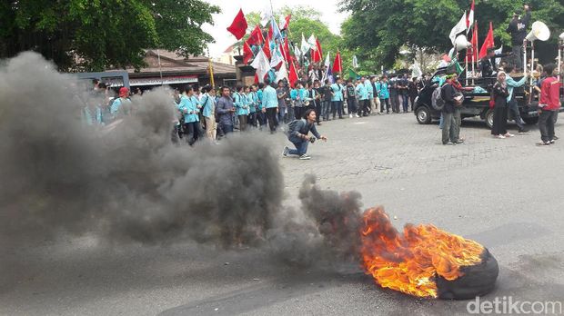 Demo Tolak BBM dan Biaya STNK Naik, Mahasiswa Solo Blokade Jalan