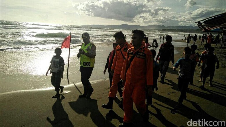 Libur Lebaran, Objek Wisata Air di Jabar Dikawal Polisi Libur Lebaran, Objek Wisata Air di Jabar Dikawal Polisi