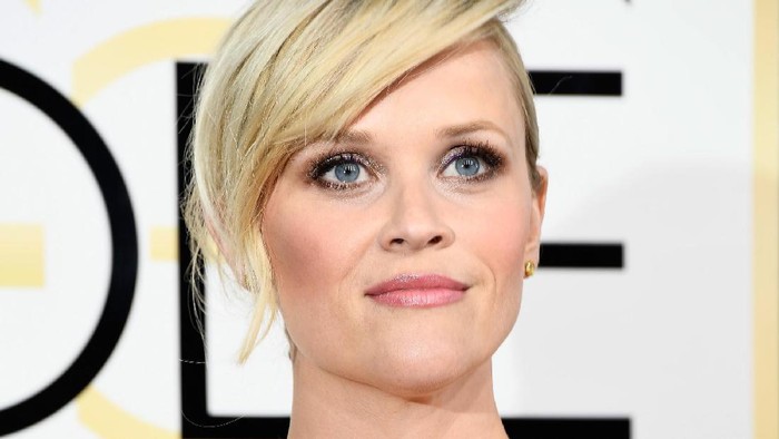 BEVERLY HILLS, CA - JANUARY 08:  Actress Reese Witherspoon attends the 74th Annual Golden Globe Awards at The Beverly Hilton Hotel on January 8, 2017 in Beverly Hills, California.  (Photo by Frazer Harrison/Getty Images)