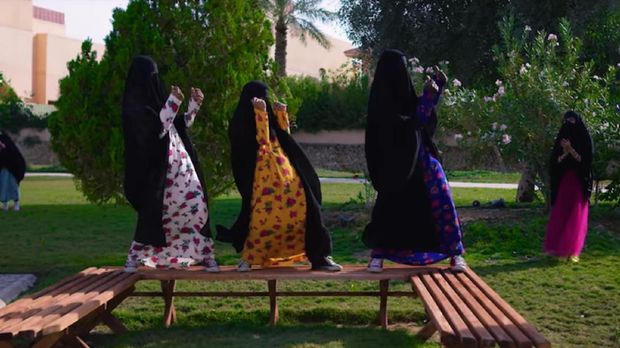 Viral, Video Wanita Arab Bercadar Main Skateboard Hingga Bowling