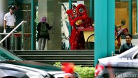 Pernak-pernik yang didominasi warna merah, aktraksi khas Imlek, hingga berbagai bazar makanan khas masyarakat Tionghoa dihadirkan untuk merayakan Imlek. Tak hanya itu, mal juga mempercantik diri dengan dekorasi warna merah dan emas, lengkap dengan hiasan berbentuk naga.