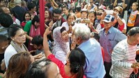 Makna dari ritual ini adalah menjaga silaturahmi dengan saling memaafkan. Silaturahmi dilakukan dengan unik yaitu menorehkan bedak yang sudah dicairkan ke wajah (Bona/detikTravel)