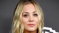 Kaley Cuoco juga tak kalah seksi. Frazer Harrison/Getty Images/detikFoto.