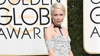 Michelle Williams tampil menawan dengan gaun putih. Frazer Harrison/Getty Images