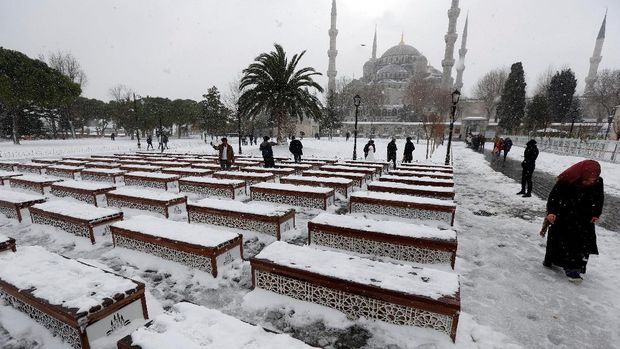Istanbul Diselimuti Salju, Ratusan Penerbangan Dibatalkan